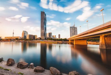 Viyana manzarası Tuna Nehri üzerinde