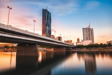 Viyana manzarası Tuna Nehri üzerinde