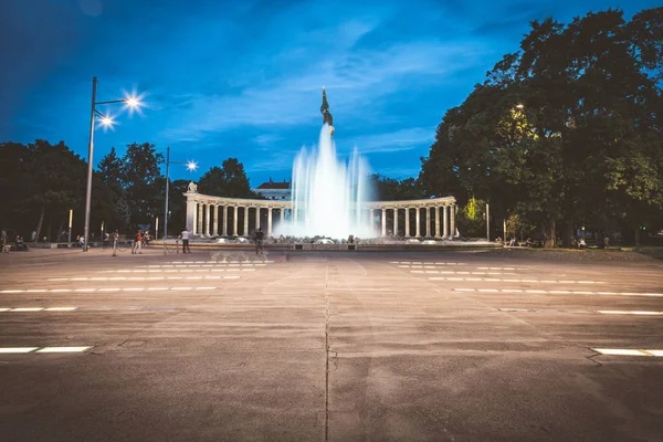 Heroes monument of the Red Army in Vienna at night — Stock Photo, Image