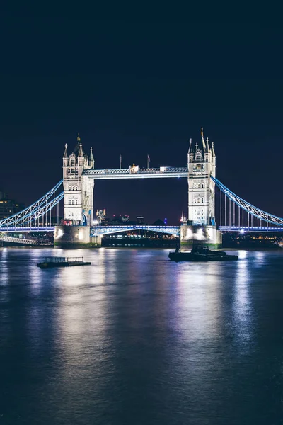 Tower bridge i london på natten — Stockfoto