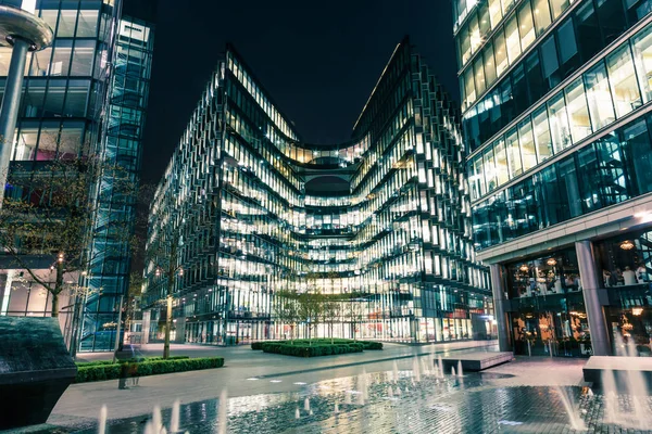 Modern arkitektur på natten på åstranden i London — Stockfoto