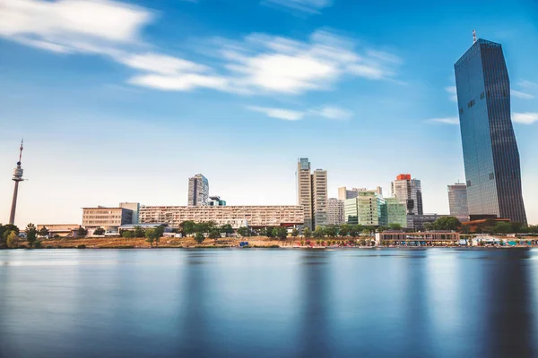 Viyana manzarası Tuna Nehri üzerinde