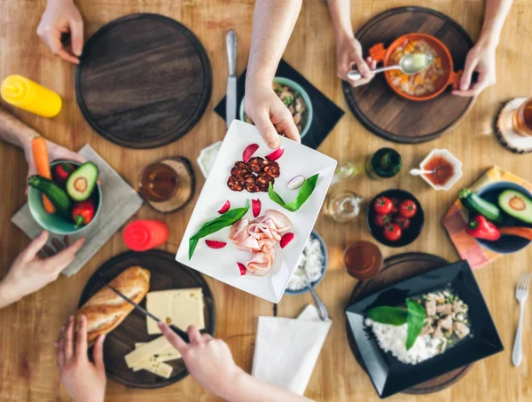 Üstten Görünüm, bir grup yemek masada oturan insan