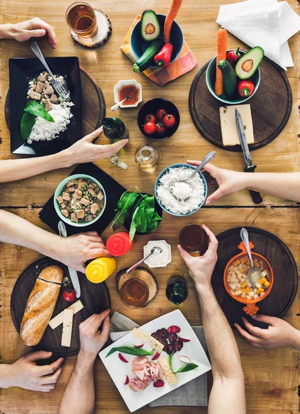 Üstten Görünüm, bir grup yemek masada oturan insan