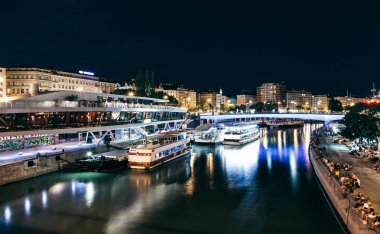 Schwedenplatz gece Viyana Avusturya