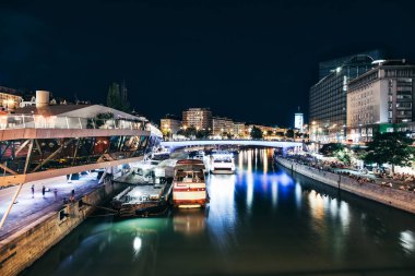 Schwedenplatz gece Viyana Avusturya