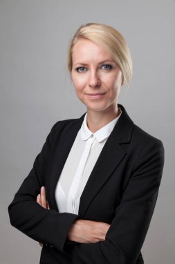 Takım elbiseli genç iş kadını 