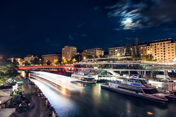 Schwedenplatz em Viena Áustria à noite — Fotografia de Stock