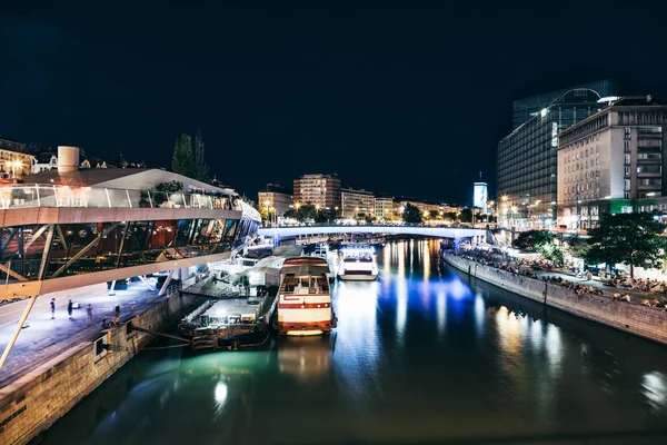 Schwedenplatz gece Viyana Avusturya