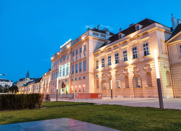 Müzeler Quartier gece Viyana'da — Stok fotoğraf