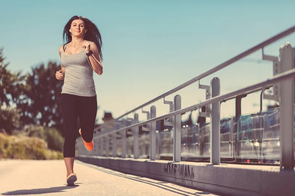 City workout. Beautiful woman running in an urban setting — Stock Photo, Image