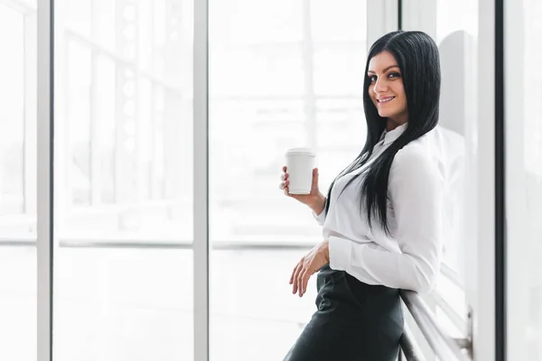 Başarılı iş kadını kahve bir ofis ortamında ile — Stok fotoğraf