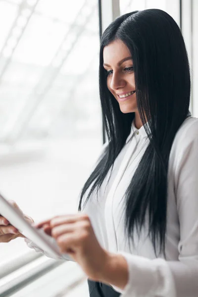 Succesvolle vertrouwen zakenvrouw werken met tablet in een office-omgeving — Stockfoto