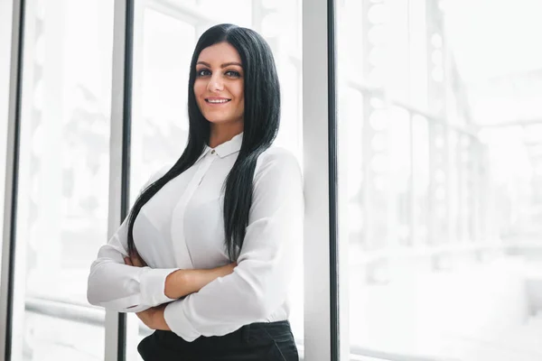 Mulher de negócios confiante bem sucedida em um ambiente de escritório — Fotografia de Stock