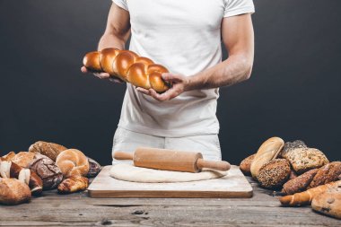 Baker ile çeşitli lezzetli taze pişmiş ekmek ve pasta