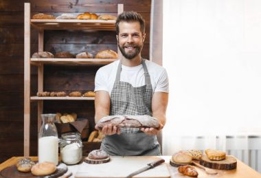 Baker ile çeşitli lezzetli taze pişmiş ekmek ve pasta