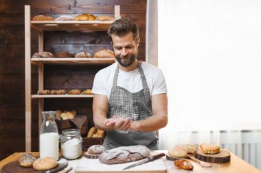 Baker ile çeşitli lezzetli taze pişmiş ekmek ve pasta