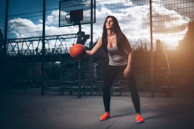 Kadın basketbol oyuncu eğitim açık havada bir yerel mahkeme üzerinde