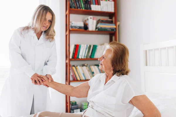 Péče o seniory. Doktor hostující starší pacient doma. — Stock fotografie