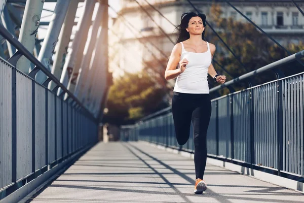 City workout. Beautiful woman training in an urban setting — Stock Photo, Image