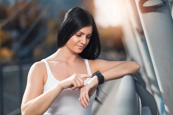 Şehir egzersiz. Smartwatch eğitim kentsel bir ortamda güzel bir kadınla — Stok fotoğraf