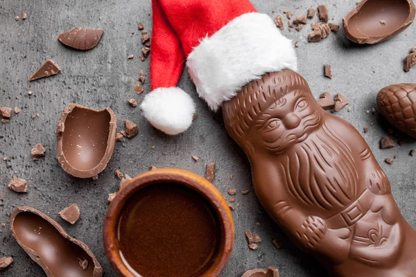 Delicioso chocolate de Navidad y dulces sobre fondo rústico — Foto de Stock