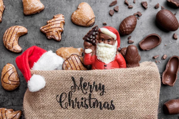Fondo navideño festivo con dulces y decoración — Foto de Stock