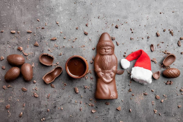 Lezzetli Yılbaşı çikolata ve tatlılar rustik arka plan üzerinde — Stok fotoğraf