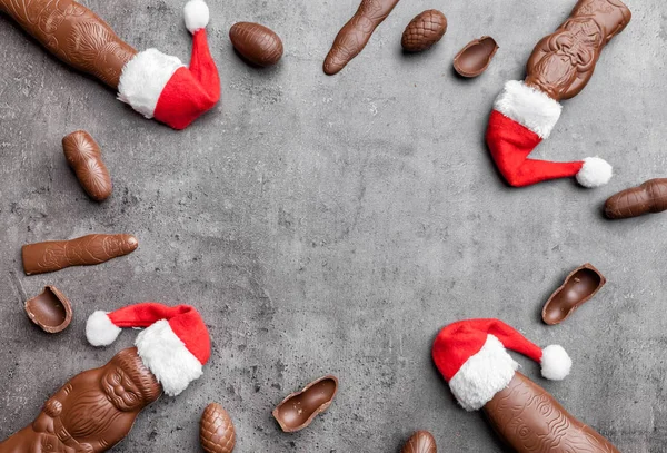 Délicieux chocolat de Noël et bonbons sur fond rustique — Photo