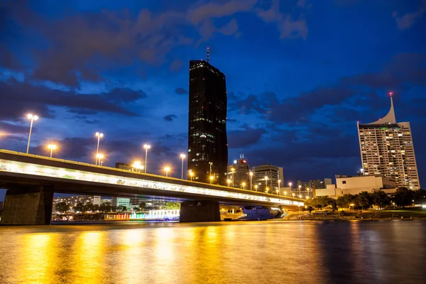 Panoráma Vídně na řece Dunaj v noci — Stock fotografie