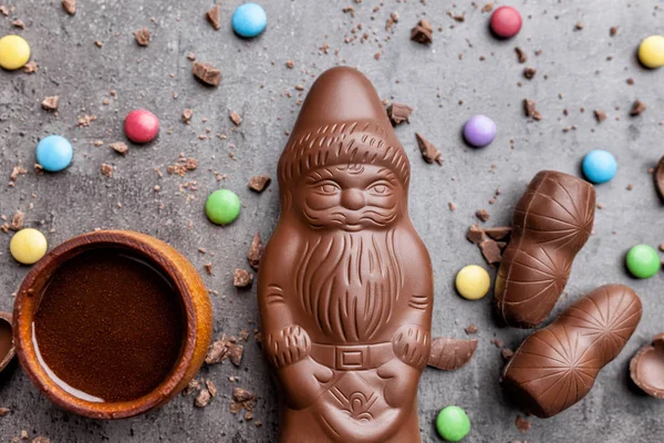 Ciocolată delicioasă de Crăciun și dulciuri pe fundal rustic — Fotografie, imagine de stoc