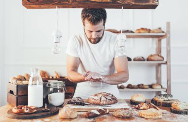 Baker ile çeşitli lezzetli taze pişmiş ekmek ve pasta