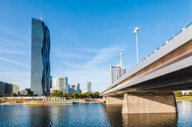 Viyana manzarası Tuna Nehri üzerinde