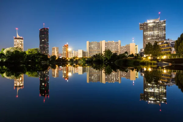 Wiener Skyline auf der Donau bei Nacht — Stockfoto