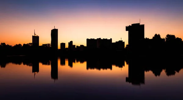 Silueta del horizonte de Viena en el río Danubio —  Fotos de Stock