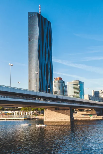 Vienna skyline op de Donau — Stockfoto