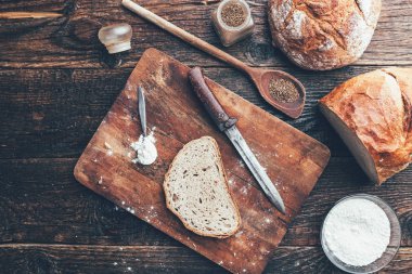 Ahşap arka planda lezzetli taze ekmek