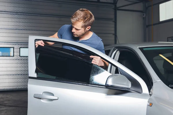 Εφαρμογή χρωματισμού φύλλων αλουμινίου επάνω σε ένα παράθυρο του αυτοκινήτου — Φωτογραφία Αρχείου