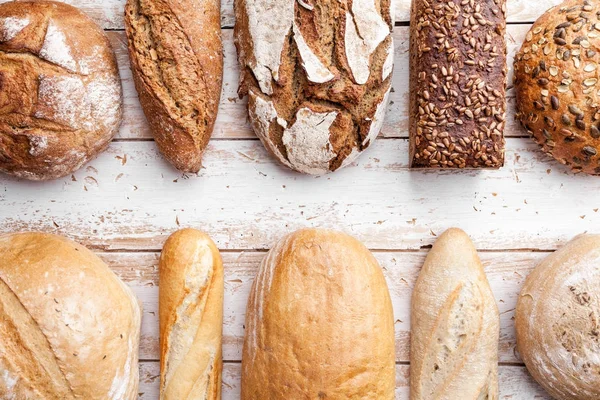 木制背景的美味新鲜面包 — 图库照片