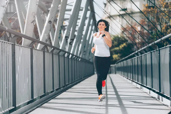 City training. Mooie vrouw uitgevoerd in een stedelijke omgeving — Stockfoto