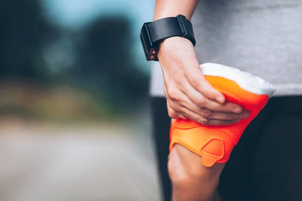 City workout. Beautiful woman with a smartwatch training in an urban setting — Stock Photo, Image