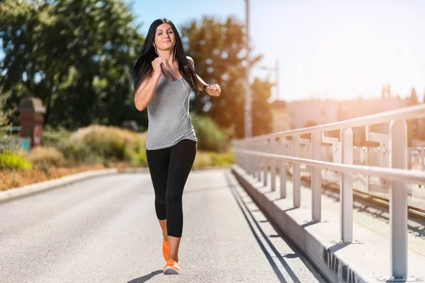 City workout. Beautiful woman running in an urban setting — Stock Photo, Image