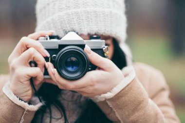 Kadın fotoğrafçı fotoğraf açık havada bir vintage kamerayla çekmek