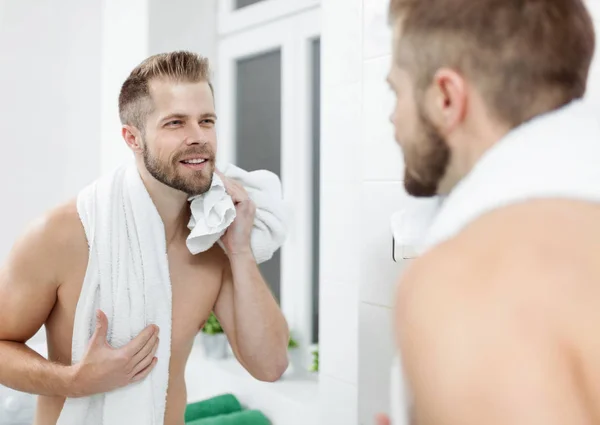 朝衛生、バスルームの鏡で見ている男 — ストック写真