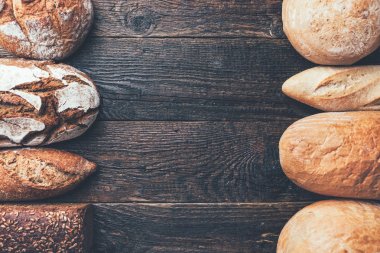 Ahşap arka planda lezzetli taze ekmek