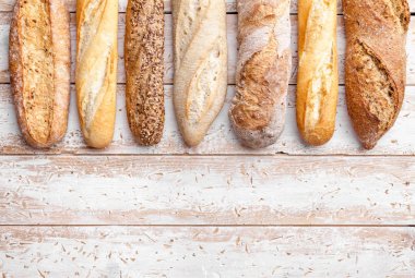 Ahşap arka planda lezzetli taze ekmek