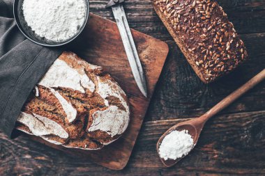 Ahşap arka planda lezzetli taze ekmek