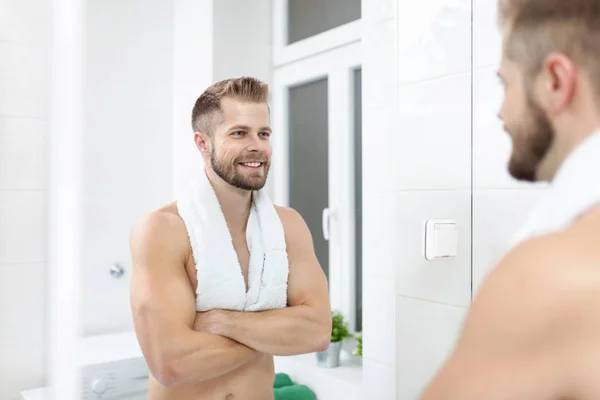 Rano higieny, mężczyzna w łazience, patrząc w lustro — Zdjęcie stockowe