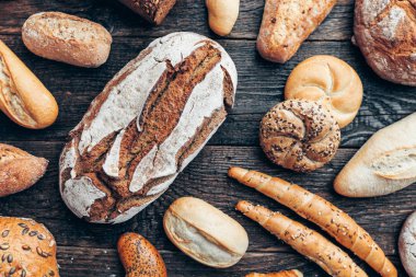 Ahşap arka planda lezzetli taze ekmek