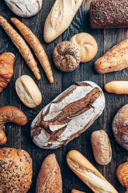 Ahşap arka planda lezzetli taze ekmek